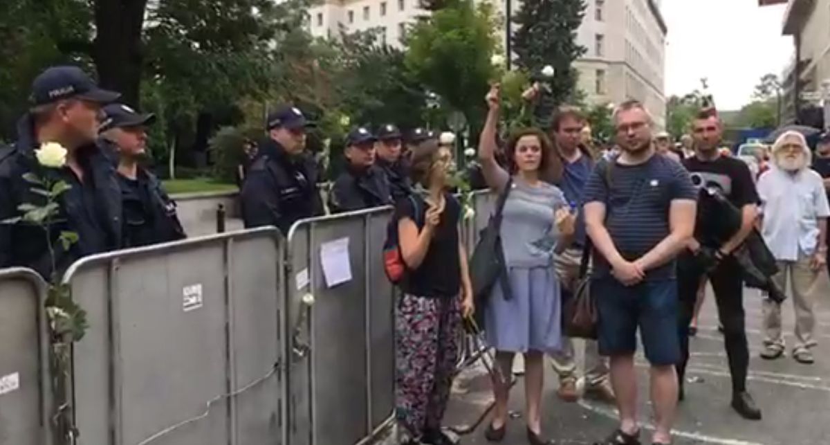 Emocjonalny protest przed Sejmem. Relacja na żywo