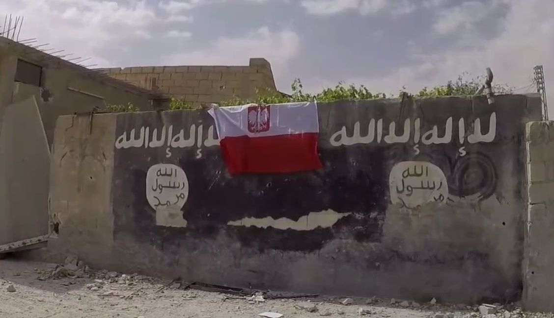 Relacja Polaka walczącego z ISIS. "Wysyłają do nas dziesiątki dronów z podwieszonymi granatami"