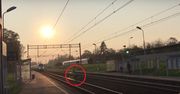 Sekundy od tragedii. Wskoczył na tory tuż przed rozpędzonym pociągiem