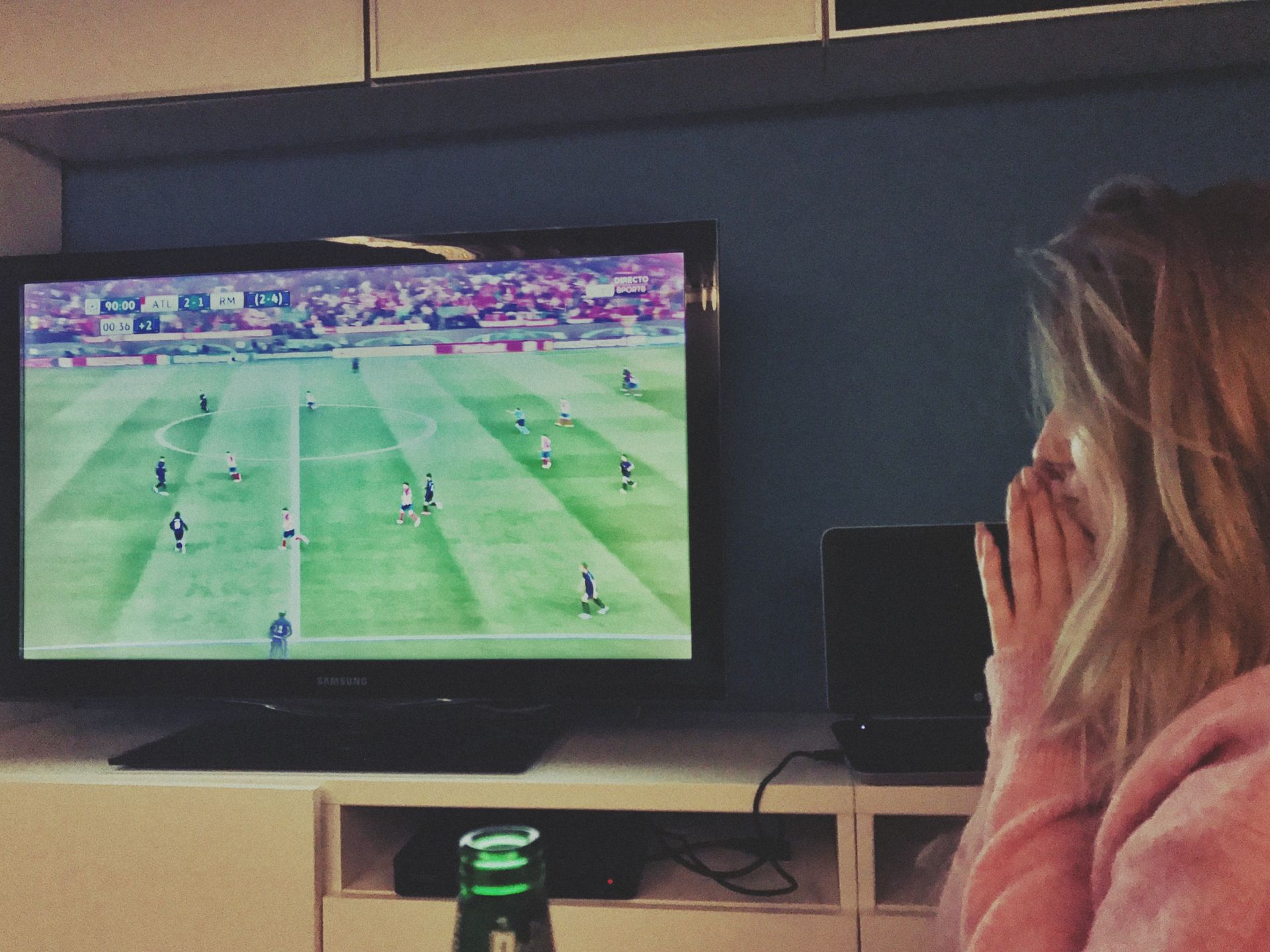 Sylwia kibicuje przed telewizorem