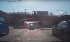 Kierowca mazdy celowo powoduje karambol. Wszystko rejestruje kamera