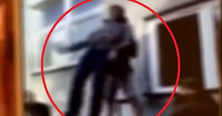 Przerażająca zabawy nastolatków. Rzucali nim, pomalowali i ogolili głowę