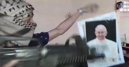 Nagranie propagandowe ISIS. Dewastują kościół, drą zdjęcia papieża i grożą, że zaatakują Rzym