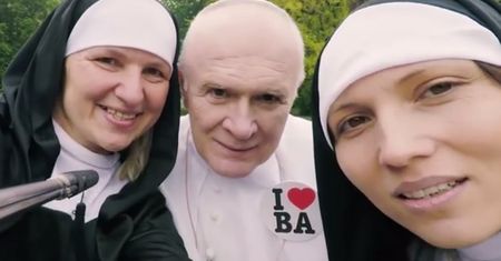 "Odwiedź nasze miasto tak, jak Jan Paweł II". Kontrowersyjna reklama miejskiego przewodnika
