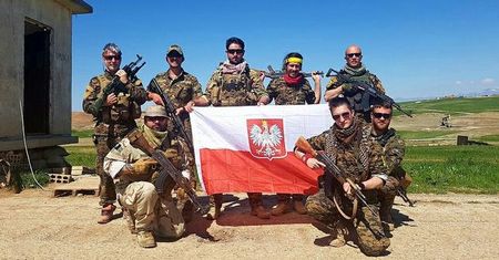 Polak walczący z ISIS publikuje symboliczne zdjęcie. "Niech się wstydzą"