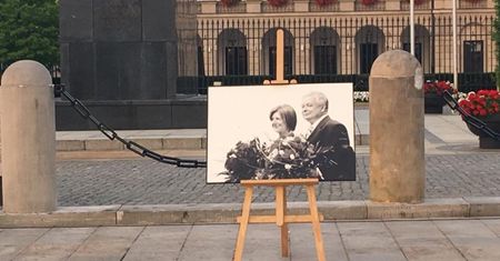 Trwa miesięcznica smoleńska. Jesteśmy przed pałacem prezydenckim