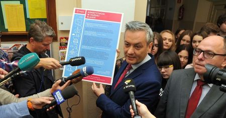 Ta tablica zawiśnie przy wejściu do każdej słupskiej szkoły. Internauci są zachwyceni