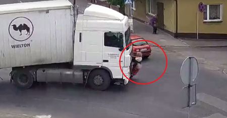 Przerażające nagranie z wypadku. Kobieta cudem uniknęła śmierci