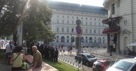 Przygotowania do obchodów miesięcznicy katastrofy smoleńskiej. Na miejscu jest nasza reporterka