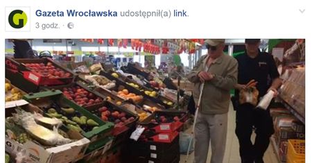 Niewidomy 73-latek robił zakupy w Biedronce. Obsługa odmówiła mu pomocy