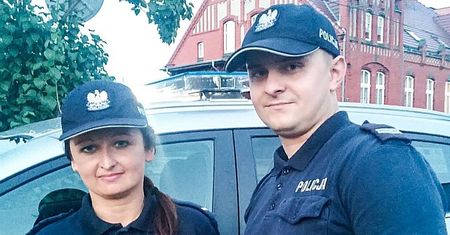 Matka trzymała sine niemowlę i krzyczała. Policjanci uratowali życie 9-miesięcznej dziewczynce