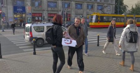 Portret Wałęsy rozdawany na ulicach. Trafił w ręce tysięcy przechodniów