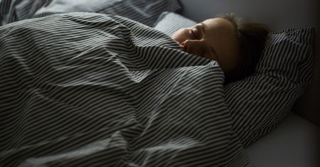 Masz problemy z zasypianiem? Ten olejek może ci pomóc