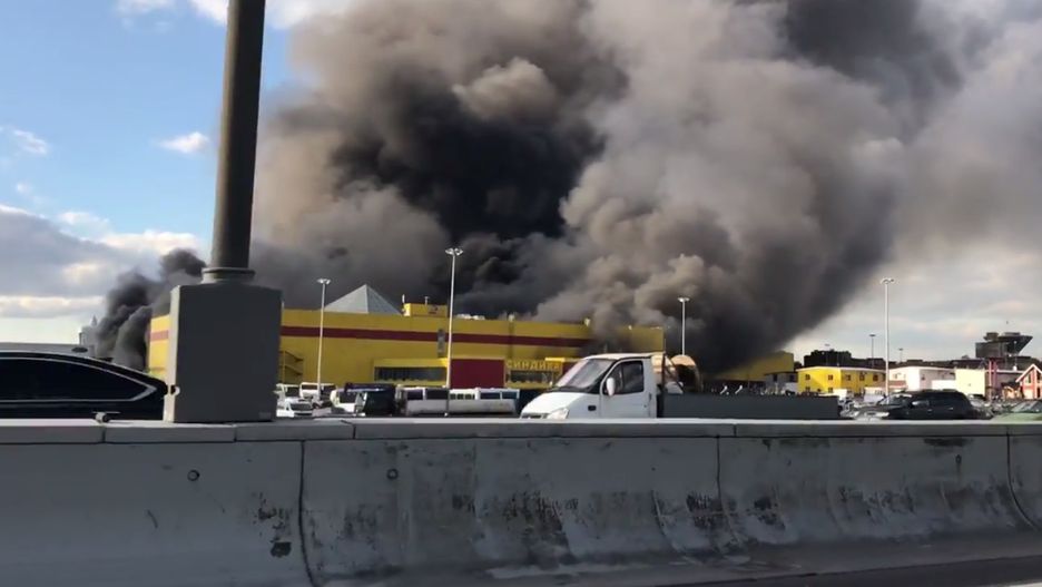 W wyniku pożaru ewakuowano mieszkańców pobliskich budynków.