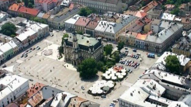 Szyldy pojawiły się w całym mieście.