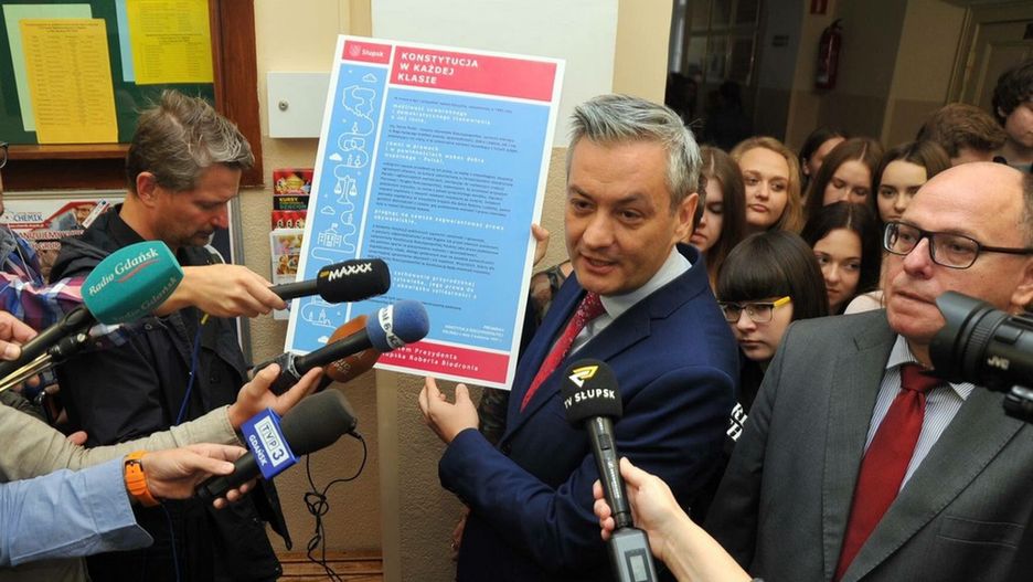 Prezydent Słupska podczas akcji edukacyjnej poświęconej Konstytucji RP.