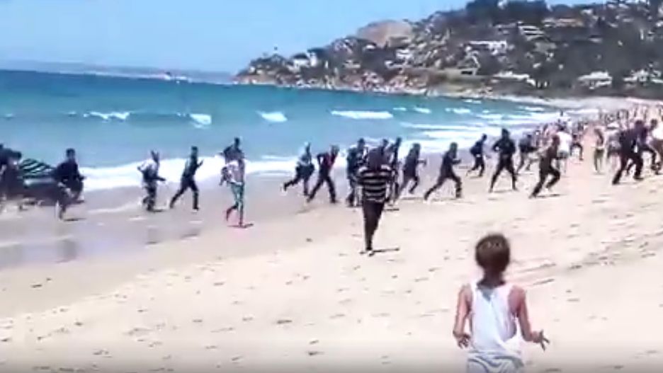 Imigranci na plaży turystycznej w Hiszpanii 