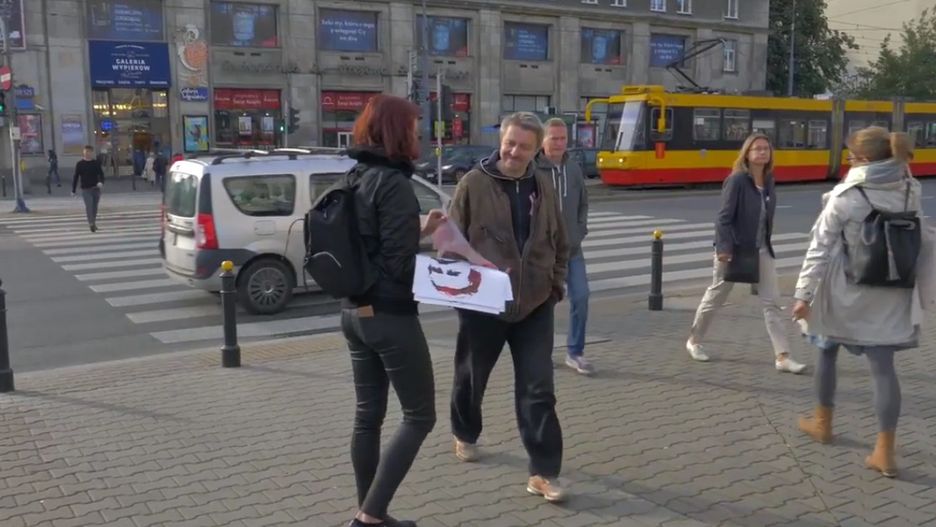 Na warszawskim Muranowie młodzi rozdają portret Wałęsy.