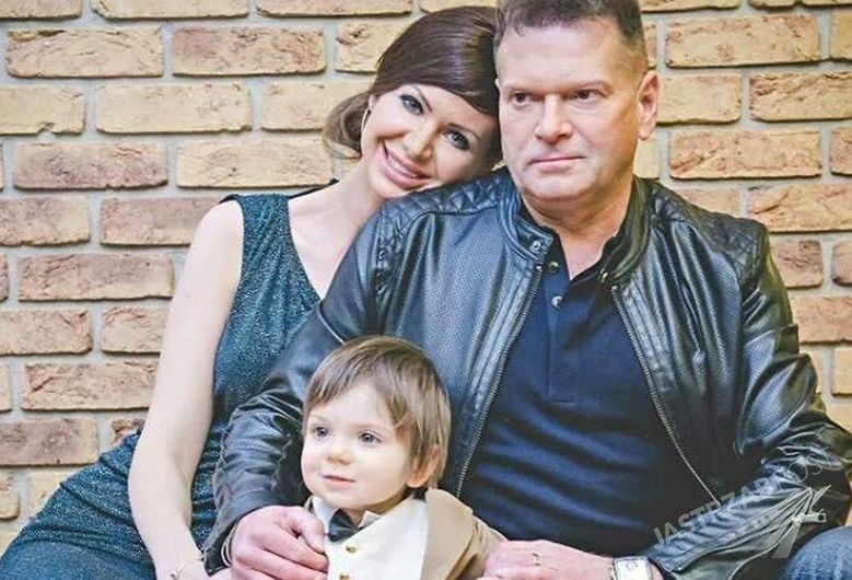 Krzysztof Rutkowski z rodziną na plaży w Międzyzdrojach. Pochwalił się wspólnym zdjęciem