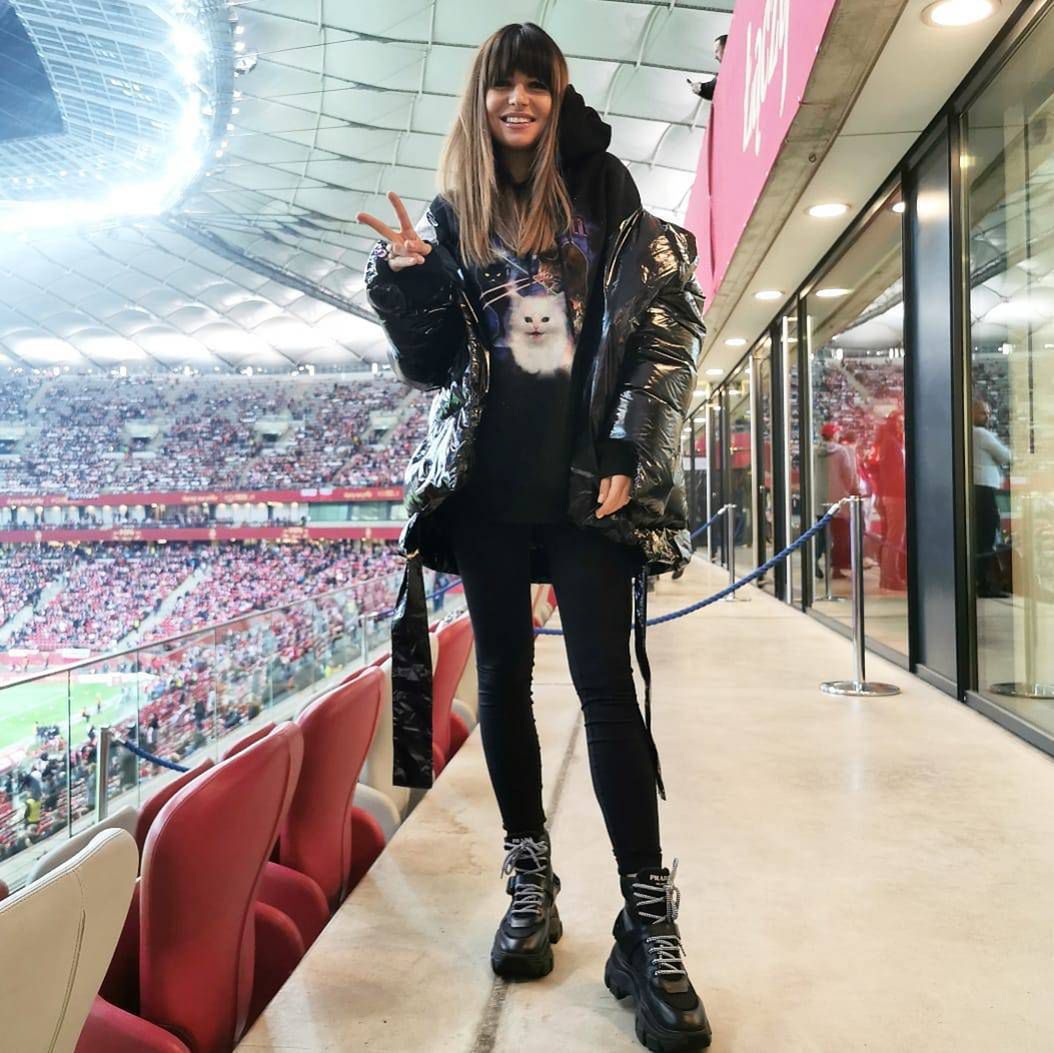 Anna Lewandowska pozuje na stadionie w butach Prady