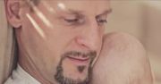 Michał Wójcik z "Ani Mru Mru" walczy o wizerunek - nagrał wideo, w którym pokazuje swoją nowa partnerkę i dziecko