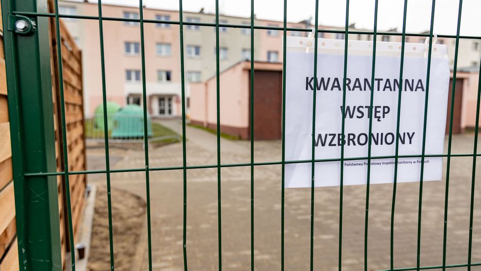 Kwarantanna w Policach. Policja pilnuje, żeby nikt z zewnątrz nie dostał się na teren szkoły
