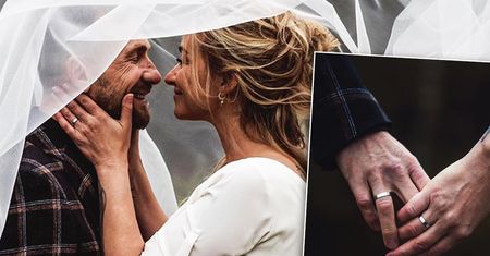 Martyna Wojciechowska w ślubnej sesji z mężem. Wreszcie pokazała suknię ślubną. Piękna