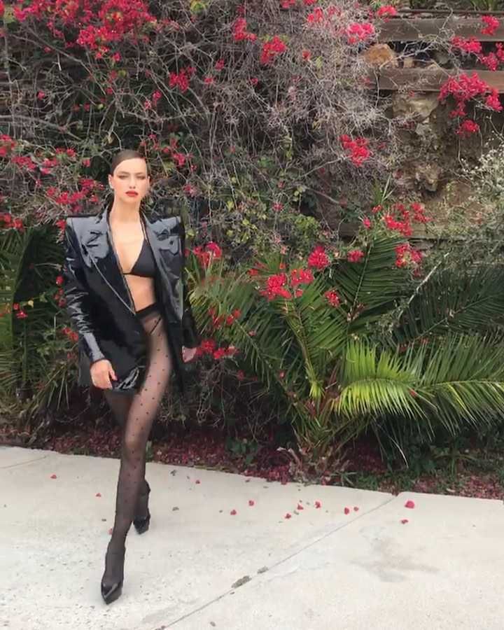 Irina Shayk w staniku, rajstopach i lateksowej kurtce