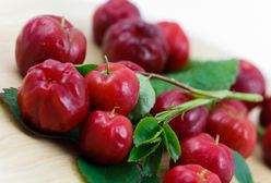 Acerola to najmodniejszy owoc sezonu. Jest w lekach, syropach a nawet… kiełbasie