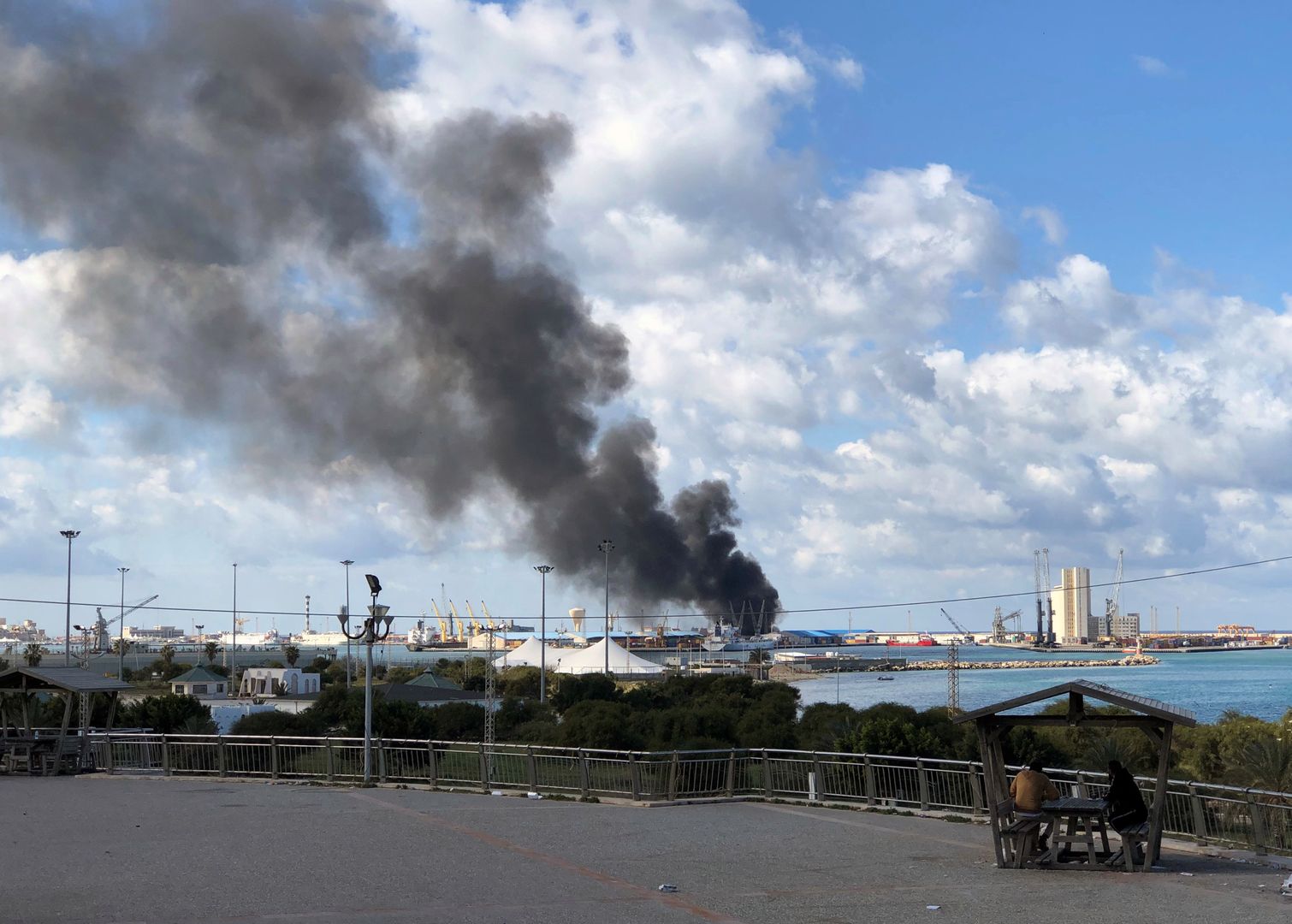 Zbombardowali statek. Kłęby dymu nad Trypolisem