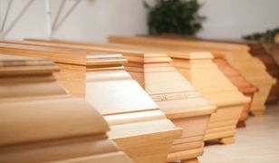 Zasiłek pogrzebowy, odprawa pośmiertna. Komu przysługuje prawo do pomocy finansowej po śmierci bliskiego?