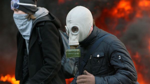 Protestujący w maskach podczas starć w Kijowie