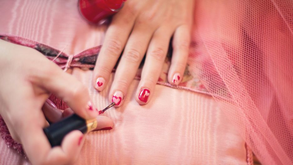Łatwe wzory na paznokcie można stworzyć przy użyciu samych lakierów lub pomóc sobie rozmaitymi akcesoriami do manicure'u