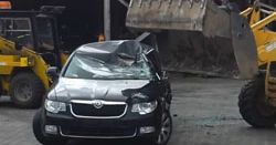 Niszczą nowe Skody, żeby ratować życie