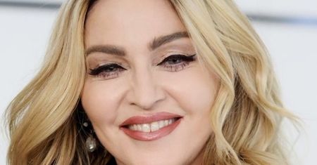 Pomarszczone dłonie i wygładzona twarz: Madonna w Tokio