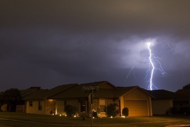 Bezpieczna instalacja elektryczna: kiedy w domu potrzebny jest piorunochron?