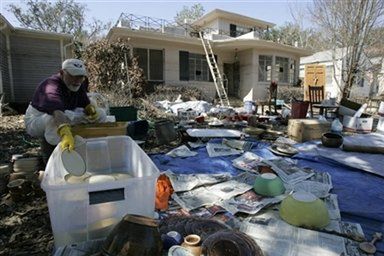 Rząd wyrzuca ofiary huraganu Katrina z hoteli