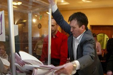 Partia Janukowycza prowadzi - wyniki z 10% okręgów