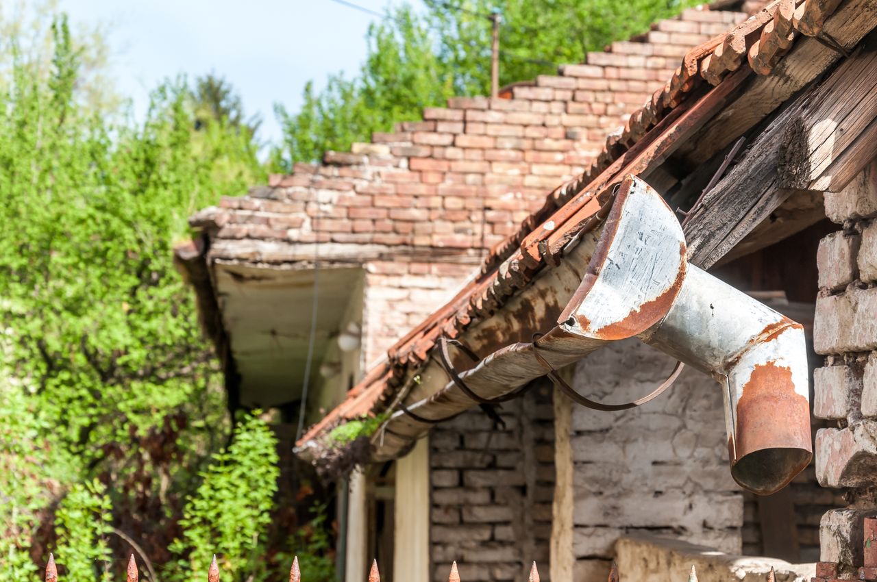 Kowal. Złodziej chciał ukraść kościelną rynnę. Spadł z dachu