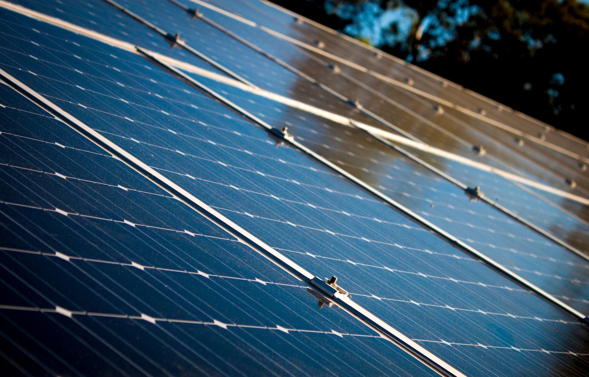 Energia elektryczna wytwarzana z baterii słonecznych jest świetną alternatywą dla tradycyjnie wytwarzanego prądu