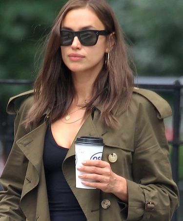 Irina Shayk z kubkiem kawy