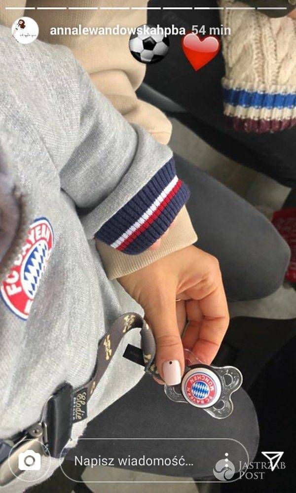 Anna Lewandowska z Klarą na meczu Bayernu