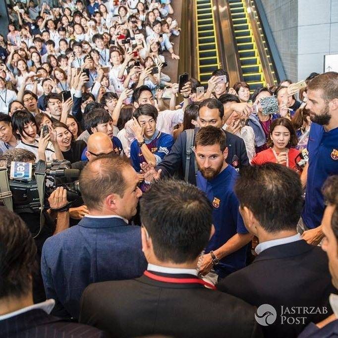 Leo Messi na lotnisku po powrocie z podróży poślubnej
