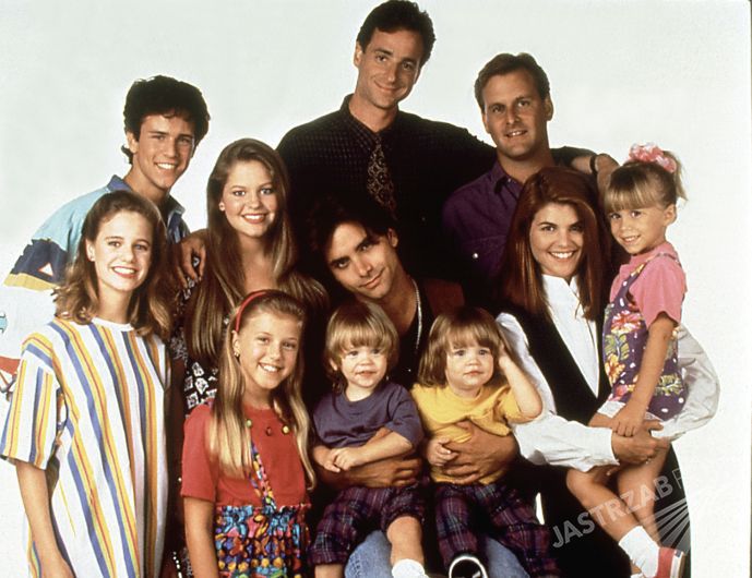 305b
Pelna chata 
Full house
serial USA
scena z: Mary Kate/Ashley Olsen, Jodie Sweetin, Andrea Barber, Candace Cameron, Lori Loughin, Blake Tuomy-Wilhorit, Dylan Tuomy-Wilhorit, John Stamos, Dave Coulier, Bob Saget, Scott Weinger