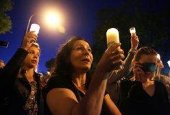 Protestujący przed Senatem śpiewali hymn. Senatorowie też