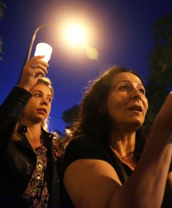 Protestujący przed Senatem śpiewali hymn. Senatorowie też