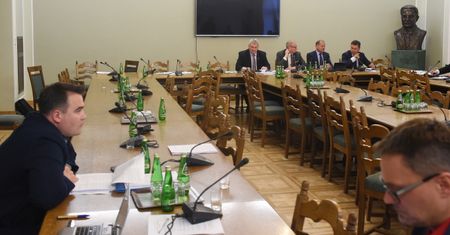 Senacka komisja rozpoczęła pracę nad nowelą o KRS. Członkowie PO opuścili salę