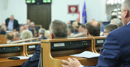 Senat przyjął bez poprawek ustawę o SN. Masowe protesty w całej Polsce