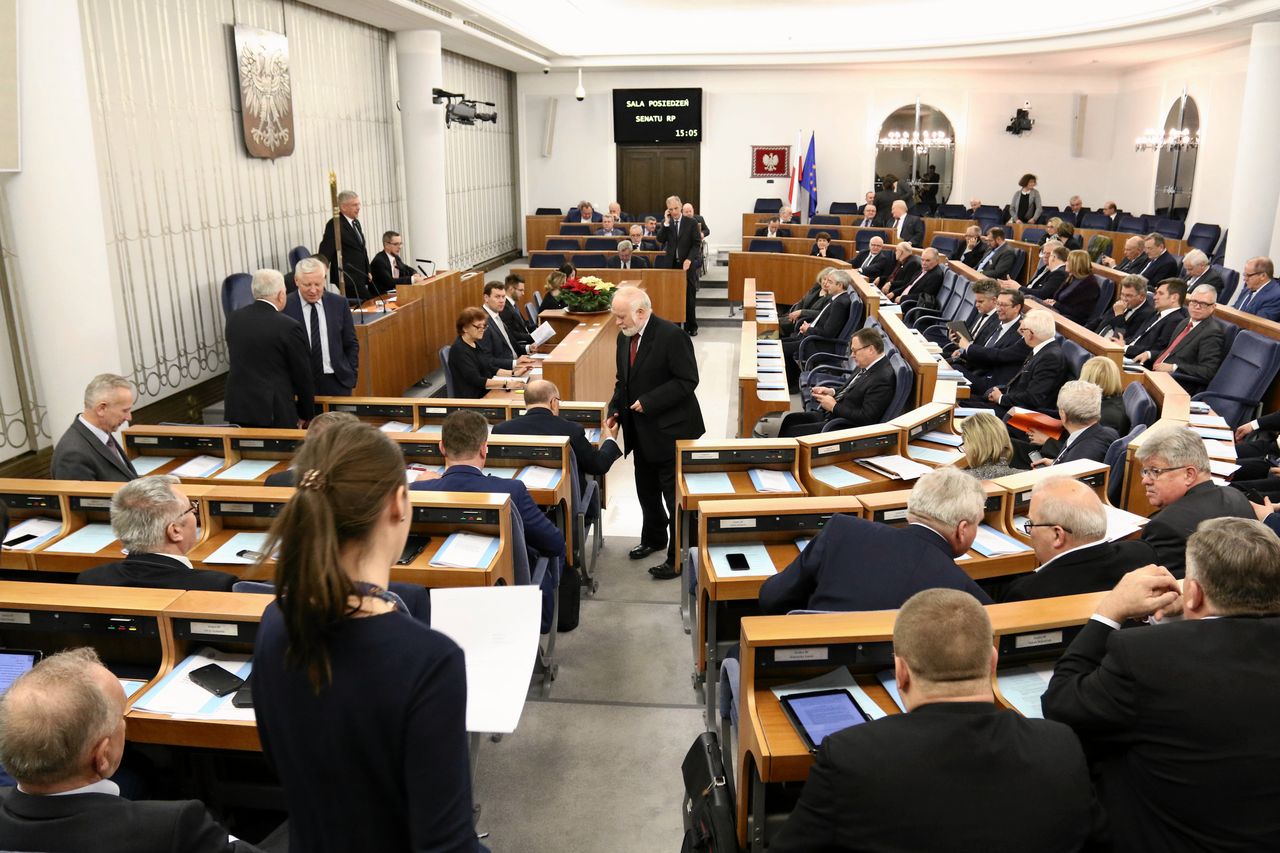 Gorąca debata nad ustawami o KRS i SN. Przed Senatem manifestanci blokują wyjazd