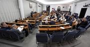 Ustawa 2.0 przyjęta przez Senat. Zaskakująca "trzecia poprawka" o dożywotnim zatrudnieniu bez względu na wynik